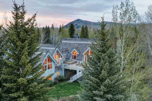 Abode at Golden Spruce, prime location, mountain views, private deck