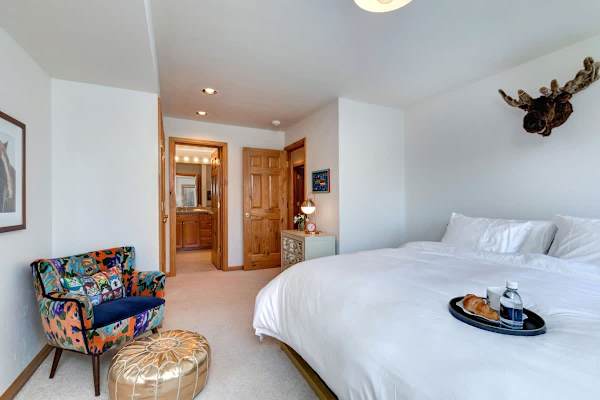 Abode at Golden Spruce, prime location, mountain views, private deck