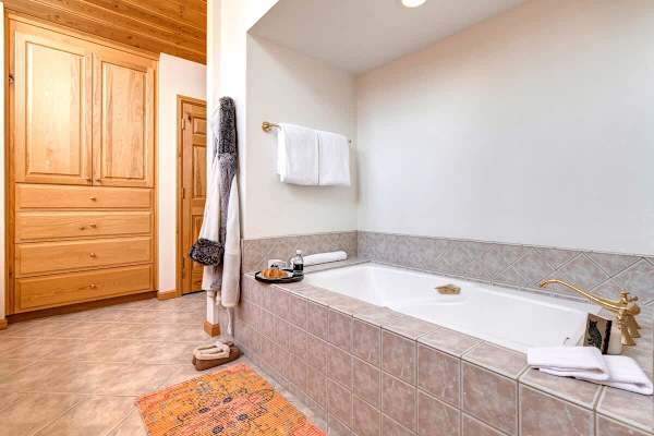 Abode at Golden Spruce, prime location, mountain views, private deck