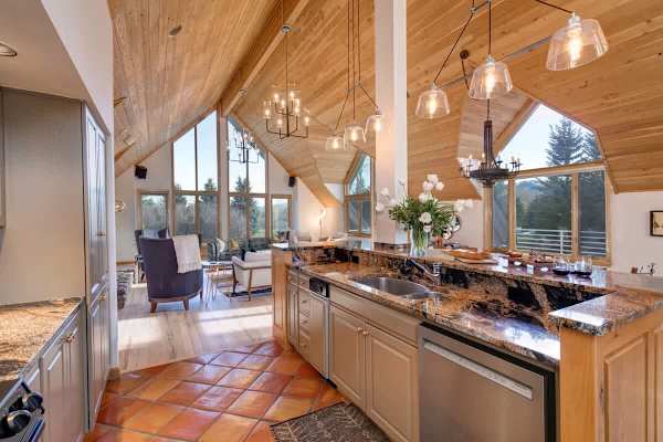 Abode at Golden Spruce, prime location, mountain views, private deck