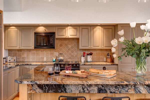 Abode at Golden Spruce, prime location, mountain views, private deck