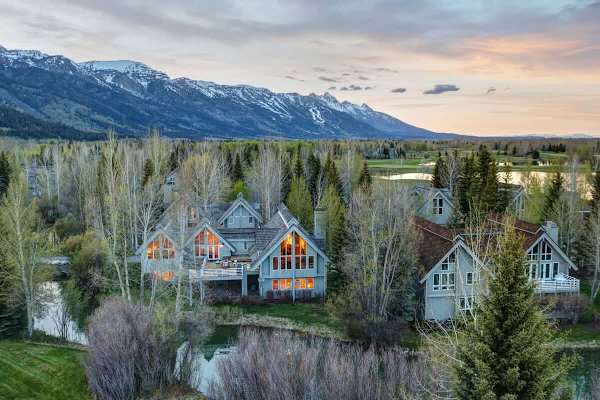 Abode at Golden Spruce, prime location, mountain views, private deck