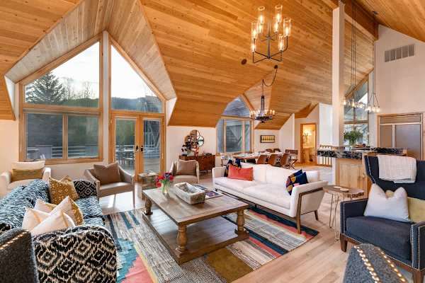Abode at Golden Spruce, prime location, mountain views, private deck