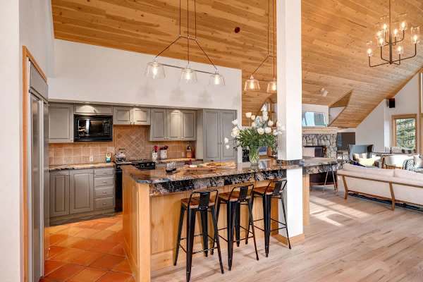 Abode at Golden Spruce, prime location, mountain views, private deck