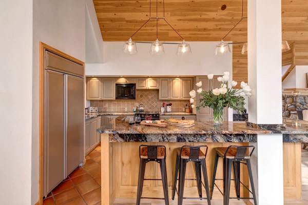Abode at Golden Spruce, prime location, mountain views, private deck