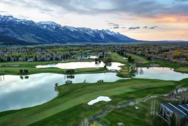 Abode at Golden Spruce, prime location, mountain views, private deck