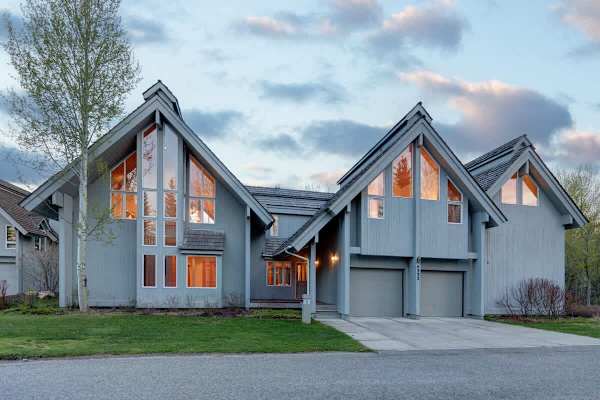 Abode at Golden Spruce, prime location, mountain views, private deck