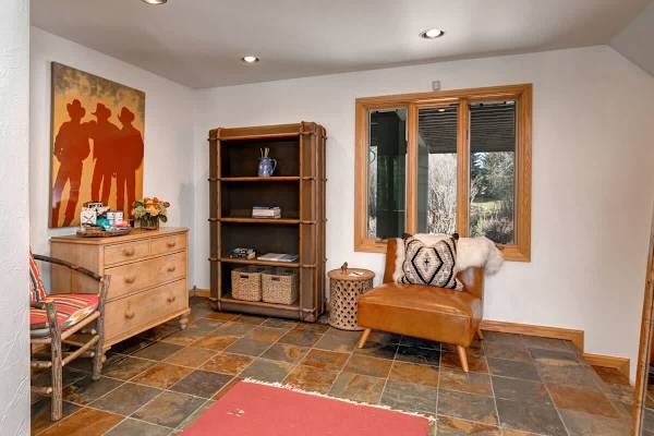 Abode at Golden Spruce, prime location, mountain views, private deck
