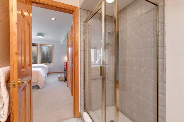 Abode at Golden Spruce, prime location, mountain views, private deck