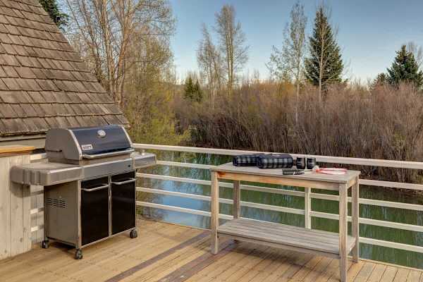 Abode at Golden Spruce, prime location, mountain views, private deck