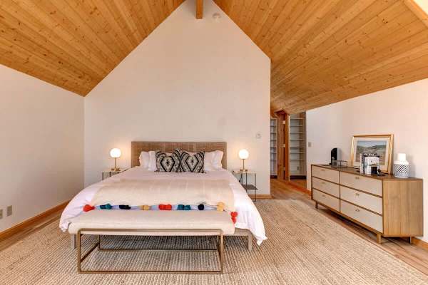 Abode at Golden Spruce, prime location, mountain views, private deck