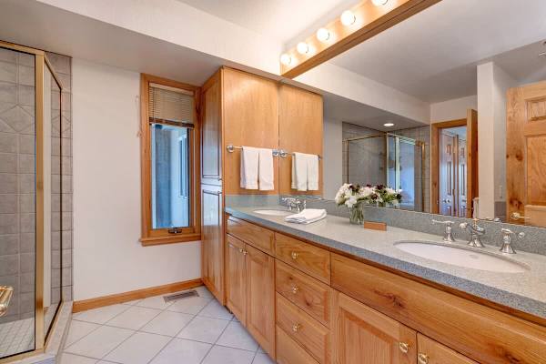Abode at Golden Spruce, prime location, mountain views, private deck