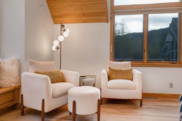 Abode at Golden Spruce, prime location, mountain views, private deck