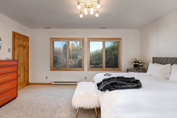 Abode at Golden Spruce, prime location, mountain views, private deck