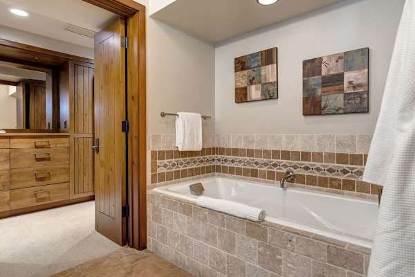 Abode at Fox Run, luxury Granite Ridge ski home, private hot tub