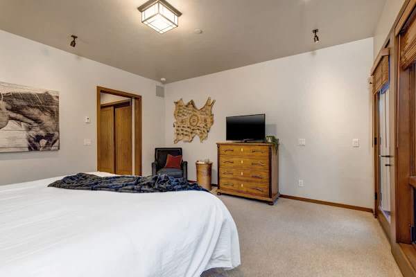 Abode at Fox Run, luxury Granite Ridge ski home, private hot tub