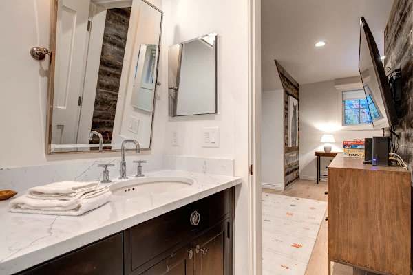 Abode at Palomino Ridge, amazing views, hiking trails, private porch