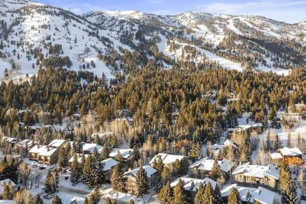 Abode at Sundance, spacious & cozy, walk to lift, hot tub & pool