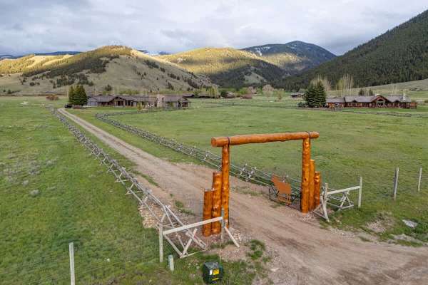 Abode at Grand Teton Vista, Teton views, private hot tub, wildlife