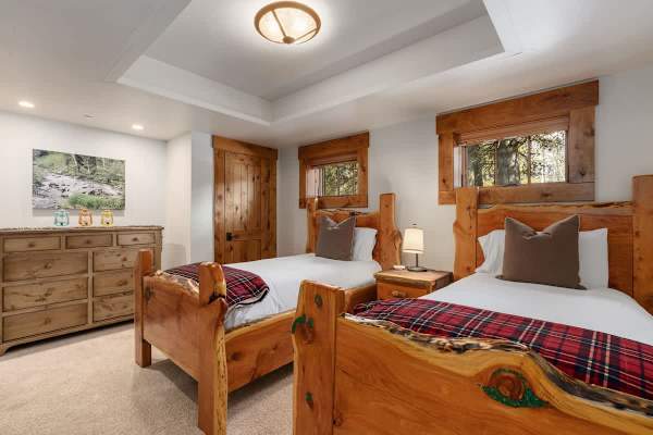 Abode at Forest Edge, luxury log home, hot tub, hiking trails