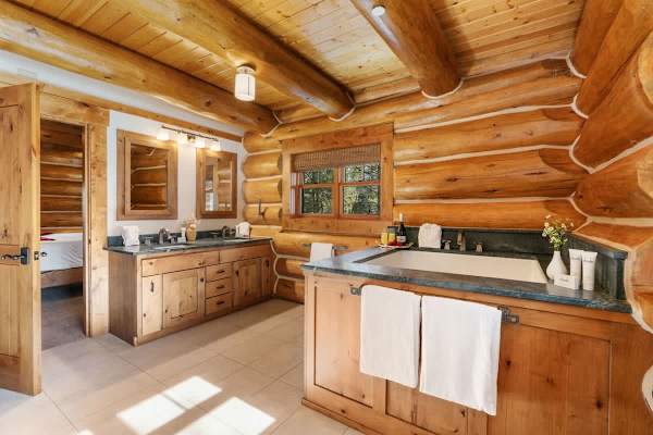 Abode at Forest Edge, luxury log home, hot tub, hiking trails