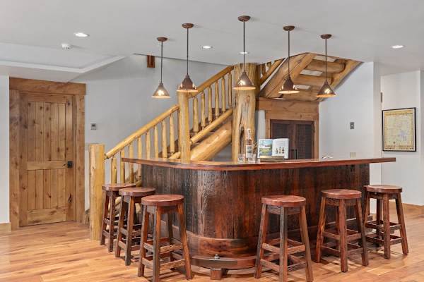 Abode at Forest Edge, luxury log home, hot tub, hiking trails