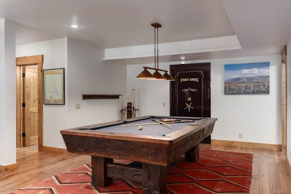 Abode at Forest Edge, luxury log home, hot tub, hiking trails