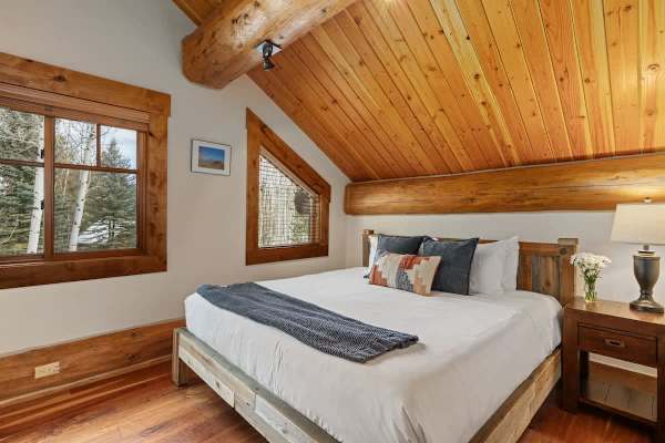 Abode at Forest Edge, luxury log home, hot tub, hiking trails