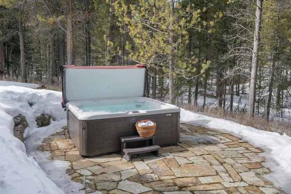 Abode at Forest Edge, luxury log home, hot tub, hiking trails