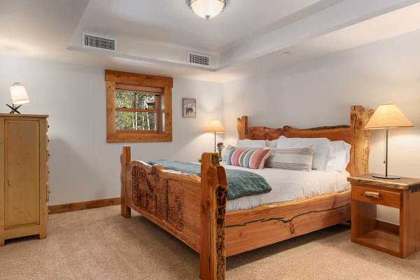 Abode at Forest Edge, luxury log home, hot tub, hiking trails