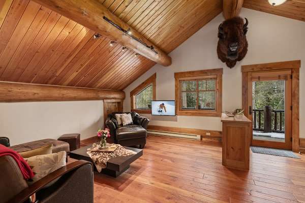 Abode at Forest Edge, luxury log home, hot tub, hiking trails
