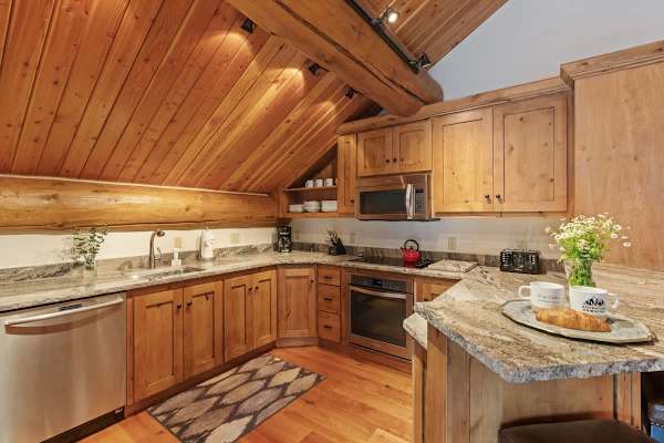 Abode at Forest Edge, luxury log home, hot tub, hiking trails