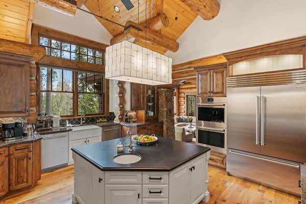 Abode at Timber Ridge, ski-in/out luxury home, private hot tub
