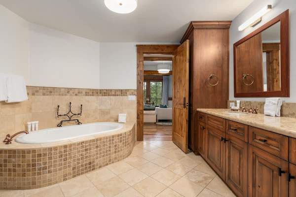Abode at Timber Ridge, ski-in/out luxury home, private hot tub