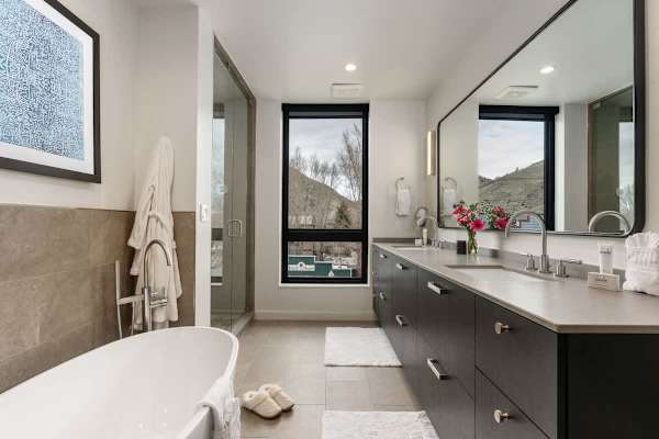 Abode at Sky View, rooftop hot tub, walk to town, stunning views