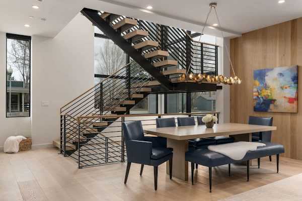 Abode at Sky View, rooftop hot tub, walk to town, stunning views