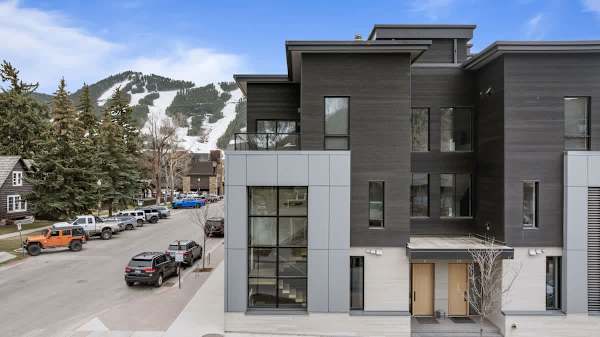Abode at Sky View, rooftop hot tub, walk to town, stunning views