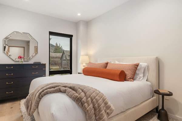 Abode at Sky View, rooftop hot tub, walk to town, stunning views