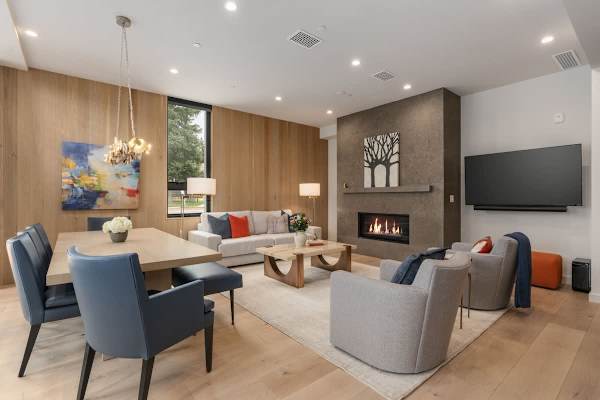 Abode at Sky View, rooftop hot tub, walk to town, stunning views