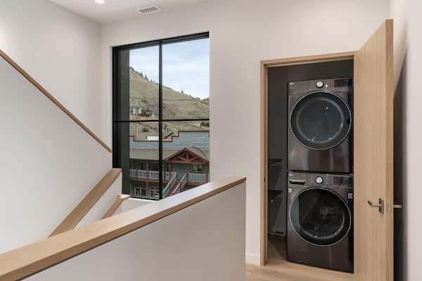 Abode at Sky View, rooftop hot tub, walk to town, stunning views
