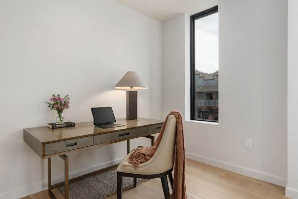 Abode at Sky View, rooftop hot tub, walk to town, stunning views