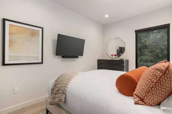 Abode at Sky View, rooftop hot tub, walk to town, stunning views