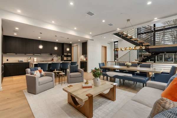 Abode at Sky View, rooftop hot tub, walk to town, stunning views