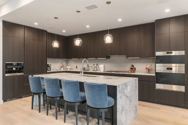 Abode at Sky View, rooftop hot tub, walk to town, stunning views