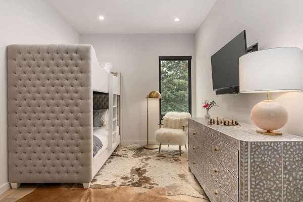 Abode at Sky View, rooftop hot tub, walk to town, stunning views