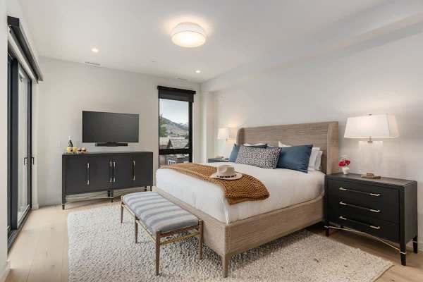 Abode at Sky View, rooftop hot tub, walk to town, stunning views