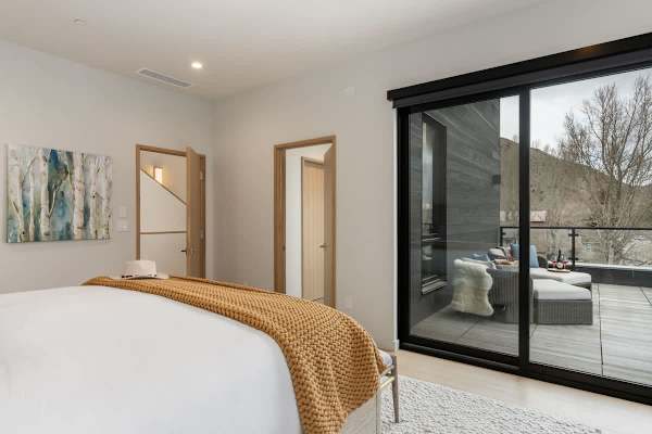 Abode at Sky View, rooftop hot tub, walk to town, stunning views