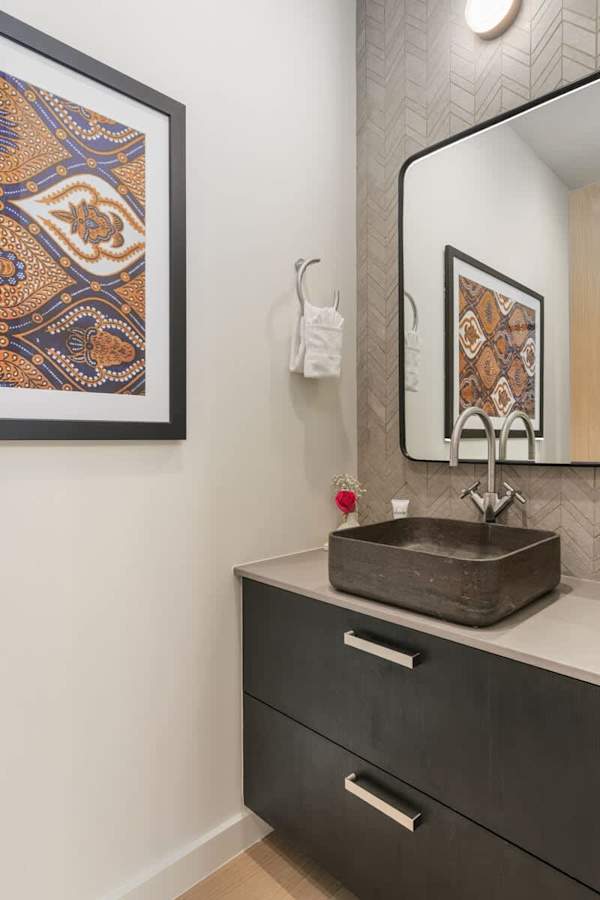 Abode at Sky View, rooftop hot tub, walk to town, stunning views