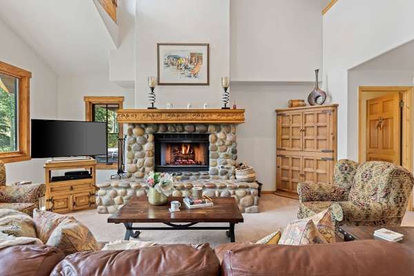 Abode at Gamble Oak, private hot tub, Deer Valley, steps to trails