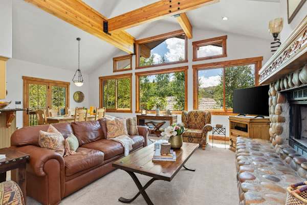 Abode at Gamble Oak, private hot tub, Deer Valley, steps to trails